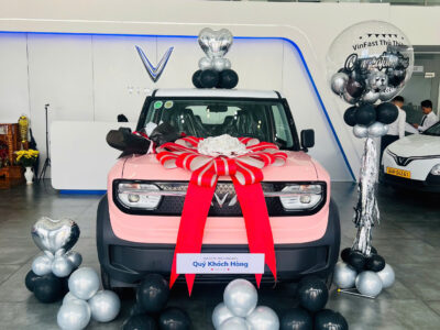 Giao xe VF3 hồng phấn