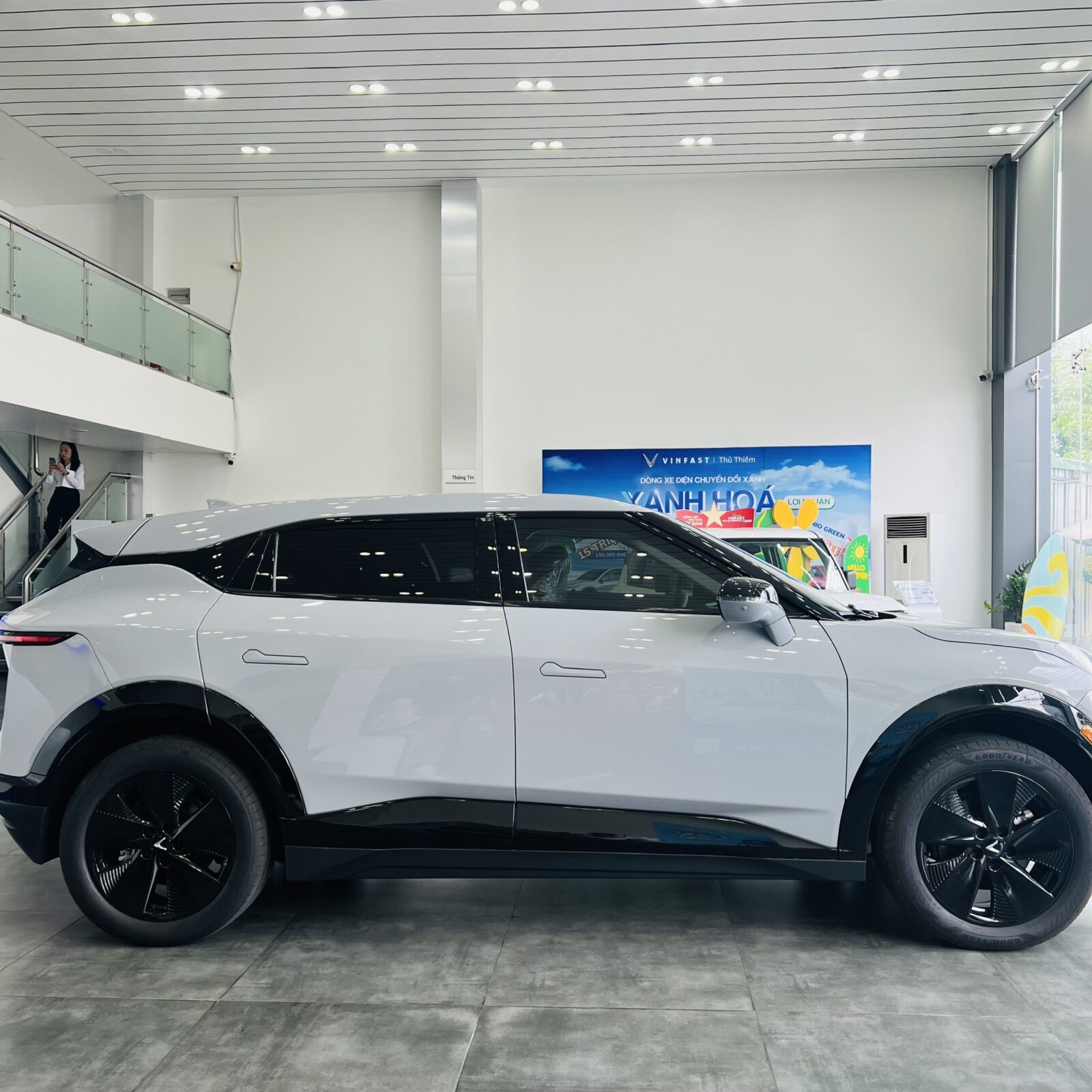 Vinfast VF7 Eco Màu Xám Xi Măng 2025 14 Vinfast VF7 Eco Màu Xám Xi Măng 2025 tong quan ben hong xe vf7 eco mau Vinfast VF7 Eco Màu Xám Xi Măng 2025